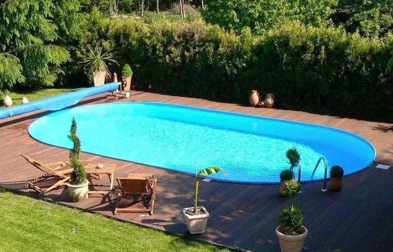 Saksılı düzenlemeyle Maldiv oval havuz
